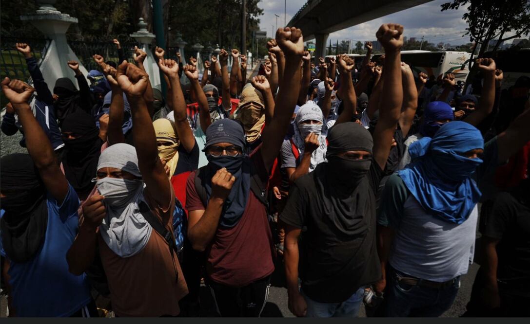 Normalistas de Ayotzinapa derribaron la puerta del Campo Militar Número Uno, con un camión que posteriormente incendiaron, en el marco al onceavo aniversario de la desaparición de los 43 estudiantes, en la Ciudad de México, el 25 de septiembre de 2025. Foto: Diego Simón Sánchez/EL UNIVERSAL