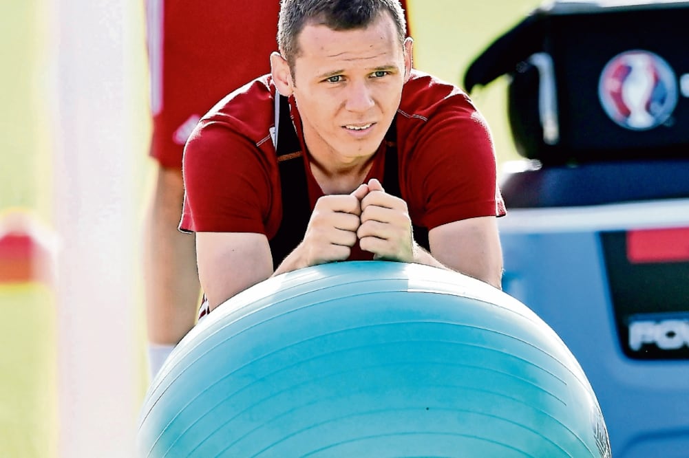 Mihaly Korhut, de Hungría, se ejercita para el compromiso contra Bélgica (TIBOR ILLYES. EFE)