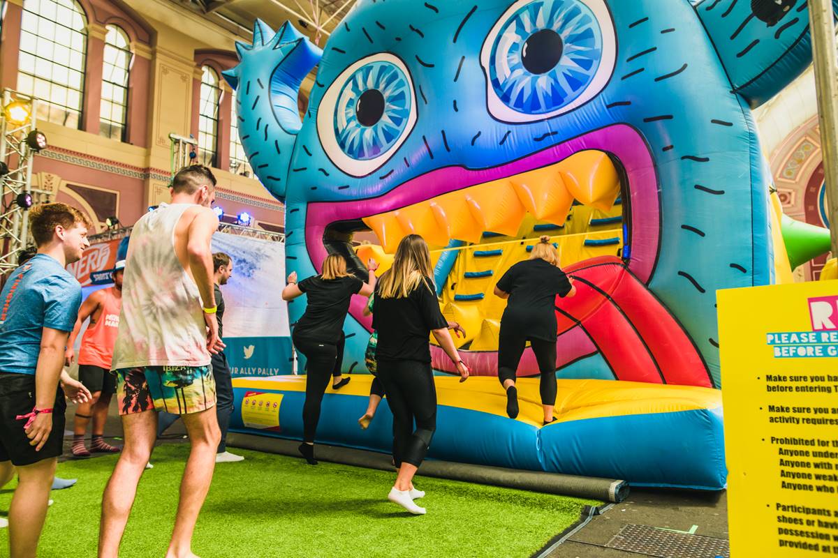 The Monster: cuánto cuesta subir al inflable más grande del mundo