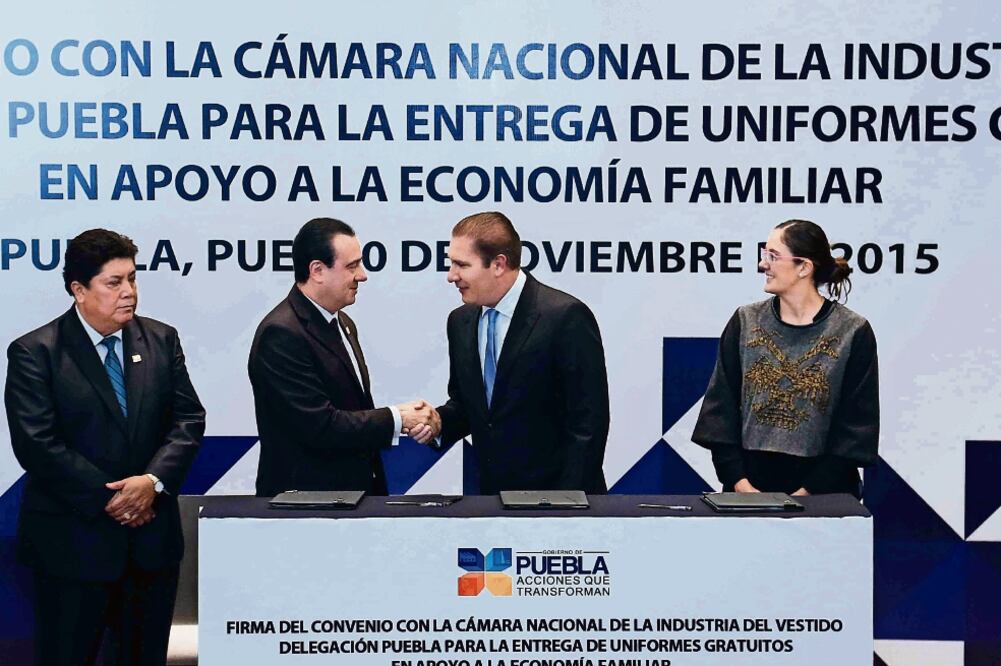 Con la entrega de uniformes, las familias tendrán ahorros cercanos a 300 pesos por hijo, afirmó el gobernador Gabino Cué al dar a conocer el programa que promueve con la Canaive (ESPECIAL)