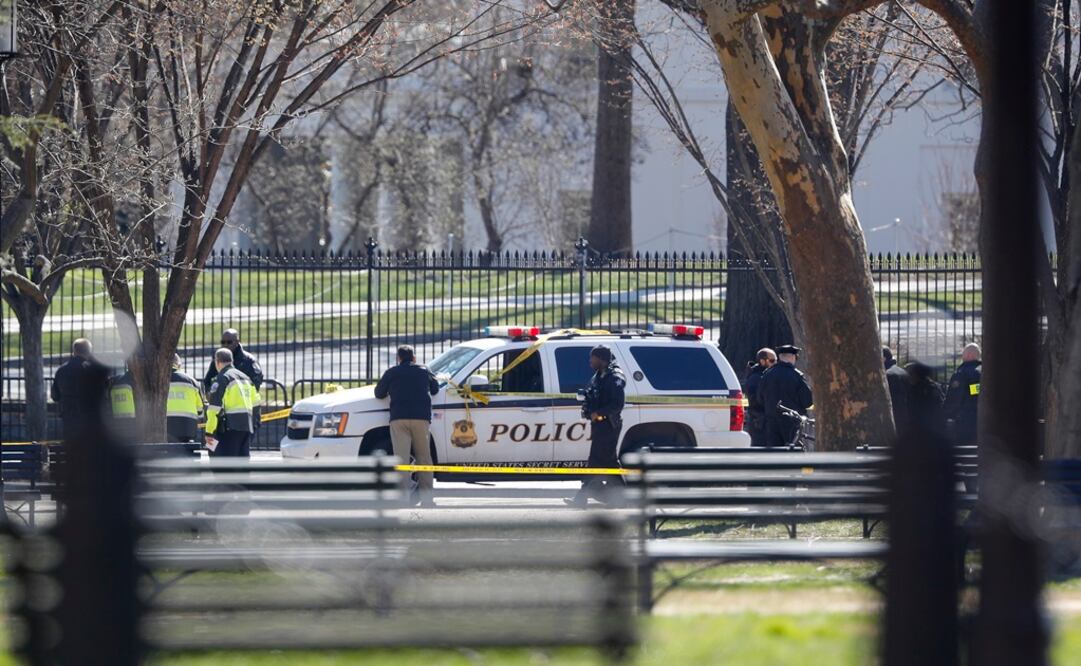 Policías cortaron la circulación en calles cercanas a la Casa Blanca por el incidente. (Foto: AP)