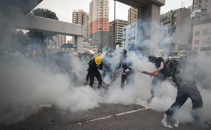 Policía lanza gases lacrimógenos contra manifestantes en Hong Kong