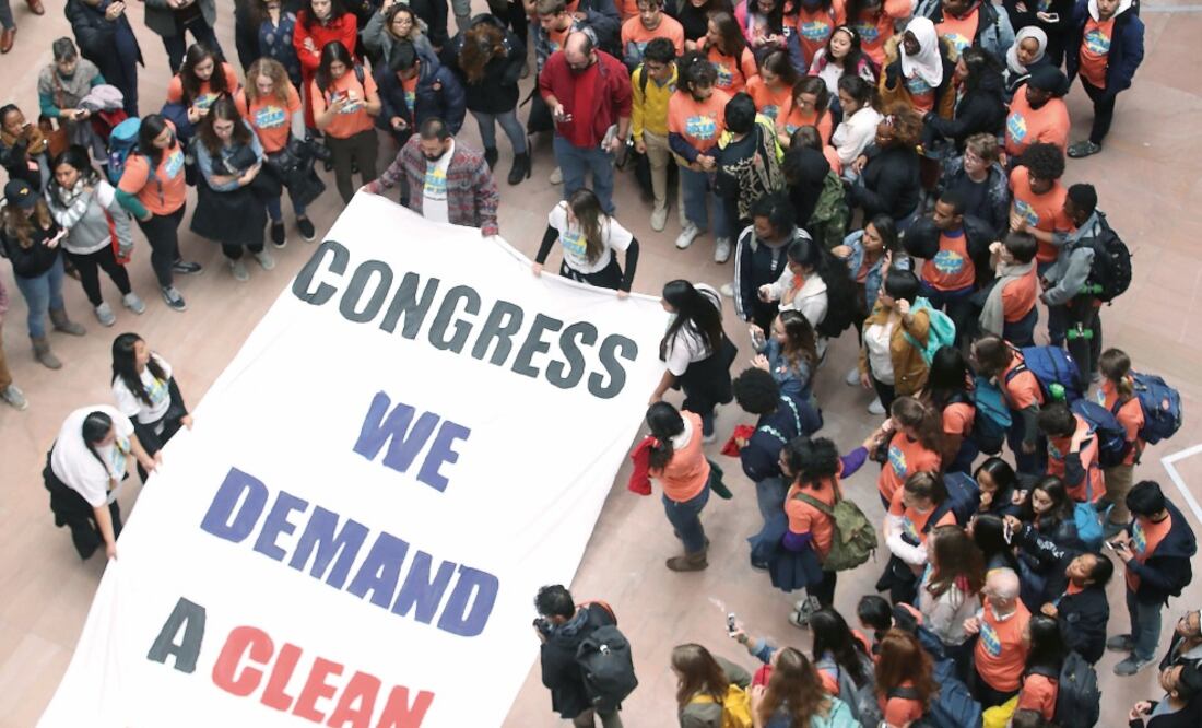 Dreamers protestaron el jueves en la sede del Senado para pedir apoyo de los republicanos para evitar que se elimine el programa DACA. (MARK WILSON. AFP)