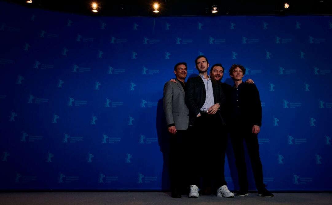 El director François Ozon junto a los actores Melvil Poupaud, Denis Menochet and Swann Arlaud. Foto: Tobias Schwarz / AFP