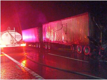 Choque entre tractocamiones en carretera Texcoco-Calpulalpan deja un herido y ambas unidades en llamas