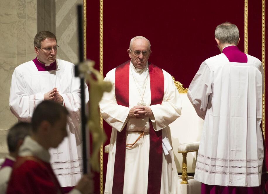 Su Santidad encabezó la ceremonía de la Pasión de Cristo en la Basílica de San Pedro (EFE)