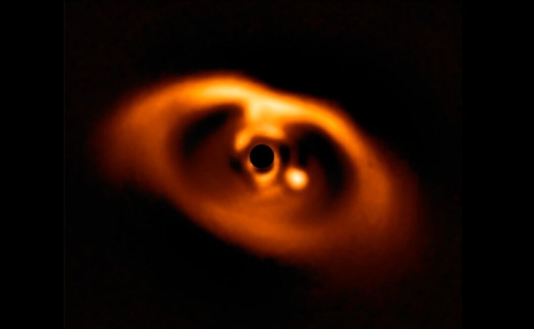 Imagen captada por el Sphere del VLT de ESO, que muestra a un planeta en plena formación alrededor de la estrella enana PDS 70. Foto: ESO/A. Müller et al.