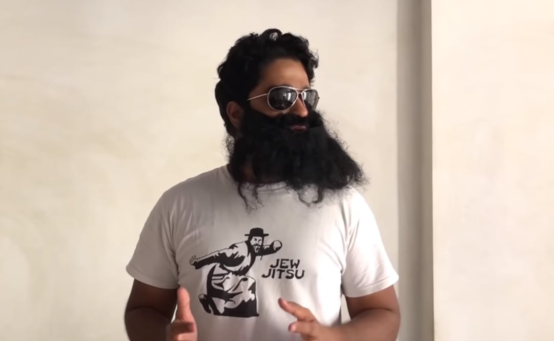 Raphael es un personaje que cubre su rostro con una barba postiza y gafas de sol; sus ideas despertaron el debate en las redes sociales por el "permiso a nacer". Foto: Captura de pantalla 