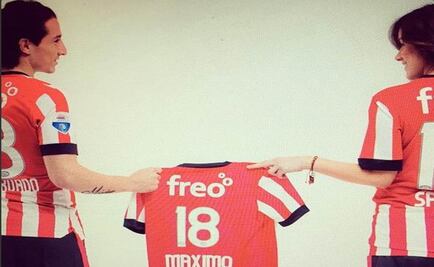 Guardado presenta el primer jersey de futbol de su hijo