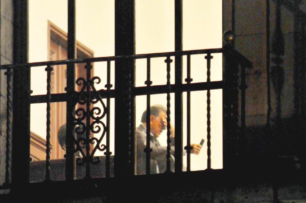 Ante la noticia de que su hijo no ganó la elección, el gobernador Miguel Ángel Yunes se tapó los ojos y golpeó su frente mientras estaba solo en su oficina (MIGUEL A. CARMONA. EL UNIVERSAL)