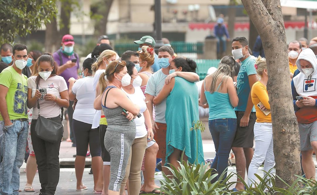 La mañana de ayer un fuerte sismo, con epicentro en Crucecitas, Oaxaca, se sintió en la capital de la República y el Estado de México, lo que provocó que las personas salieran de sus casas. Foto: JUAN BOITES. EL UNIVERSAL