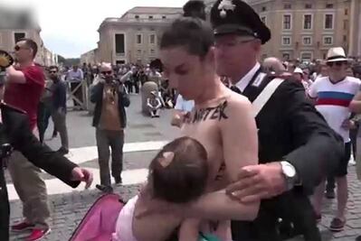 Amamanta a su bebé y es detenida