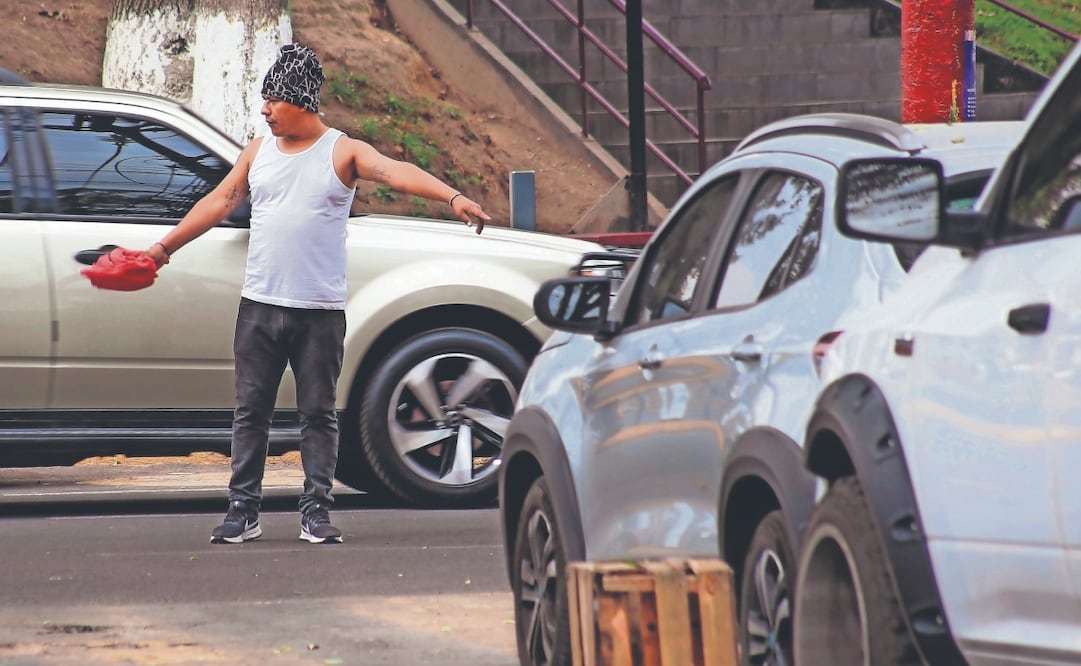 Se impondrá la sanción máxima de 36 horas cuando los franeleros exijan dinero para cuidar o permitir estacionar un vehículo, indica el decreto. Archivo El Universal