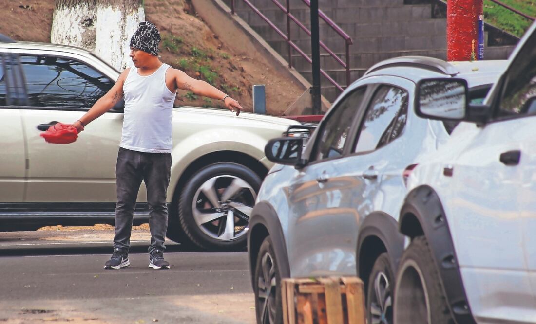 Se impondrá la sanción máxima de 36 horas cuando los franeleros exijan dinero para cuidar o permitir estacionar un vehículo, indica el decreto. Archivo El Universal