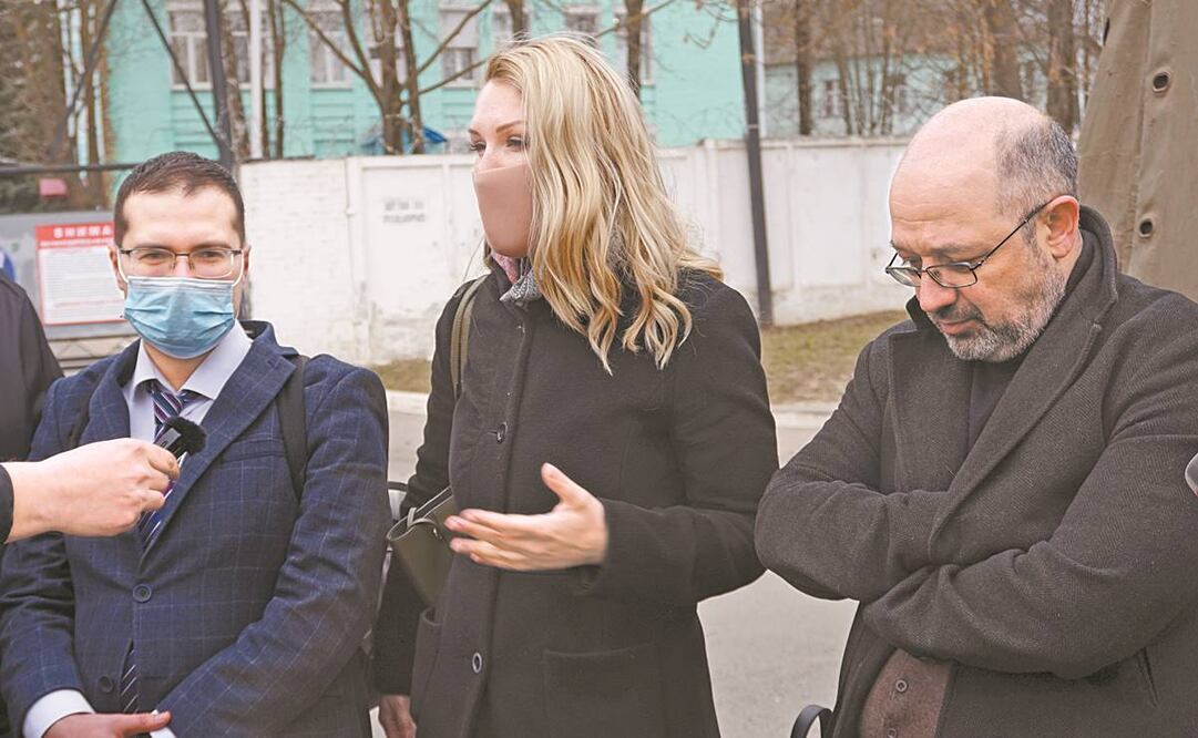 El cardiólogo Yaroslav Ashikhmin; Anastasiya Vasilyeva, doctora personal de Alexéi Navalni, y el anestesiólogo Alexey Erlikh. Foto: Kirill Zarubin/ AP.