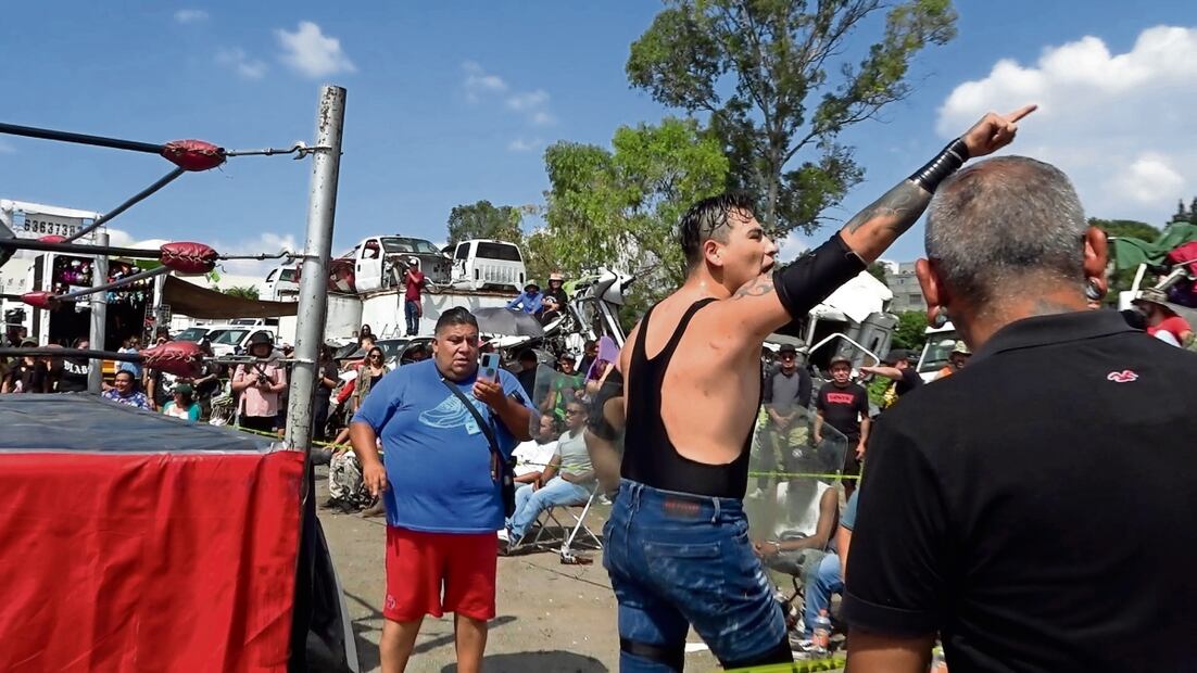 Cada fin de semana la euforía del público se desborda en el ring improvsado, donde luchadores extremos dan todo por verlos felices. Foto: Alberto González | El Universal