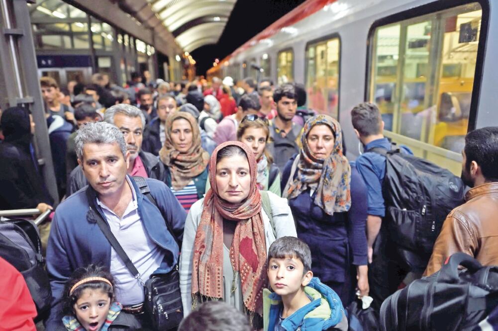 Migrantes llegan a Saalfeld, Alemania, país que en agosto recibió 100 mil solicitudes de asilo (ESPECIAL)