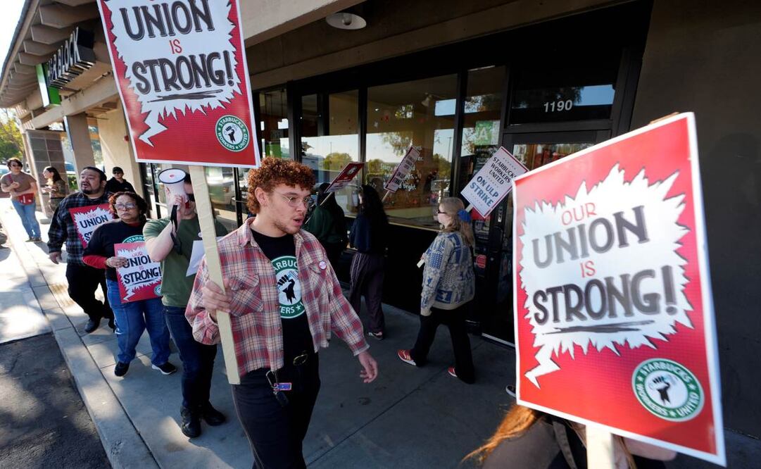 Trabajadores de Starbucks en Estados Unidos iniciaron su primera huelga nacional, abarcando más de 300 tiendas, para exigir mejores salarios y condiciones laborales.  (25/12/24) Foto: AP/Archivo