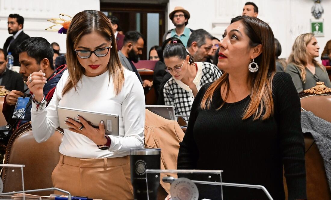 La coordinadora de Morena (der.) dijo que aún no tienen claro cómo elegirán los cargos judiciales en la CDMX. Foto: Especial