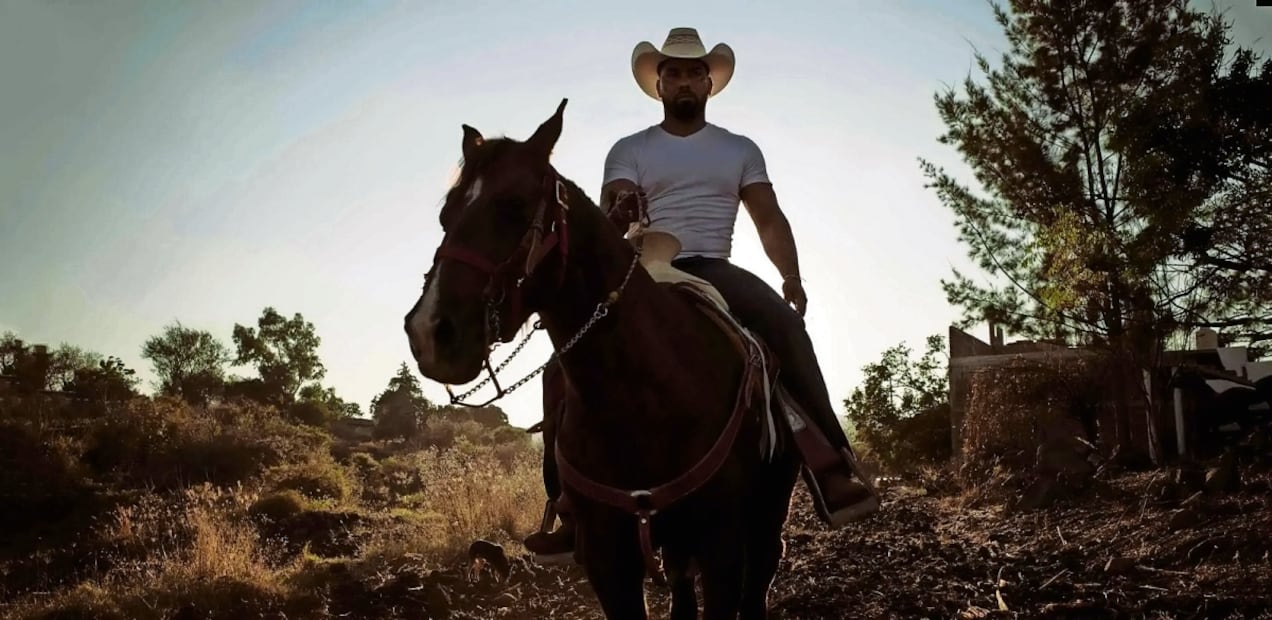 José en Jaripeo y Adriana Paz, en La cazadora, protagonizan. FOTOS: Jaripeo LLC y zafiro cinema