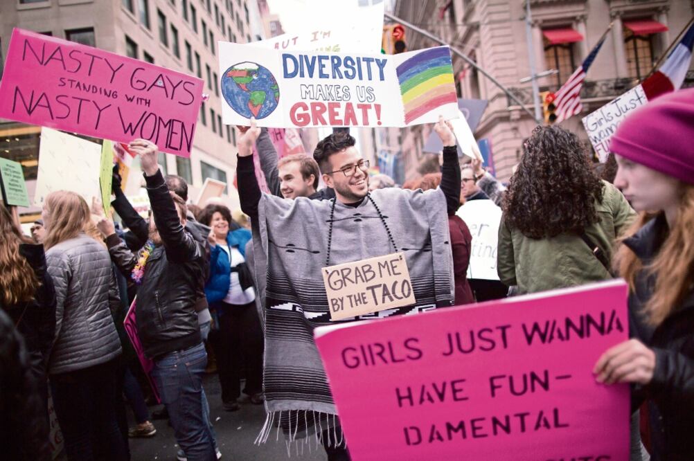 Decenas de miles de personas se congregaron ayer en la Quinta Avenida (MARY ALTAFFER. AP)