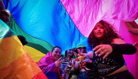 La conmovedora historia de por qué la "L" va al inicio de LGBT+ 