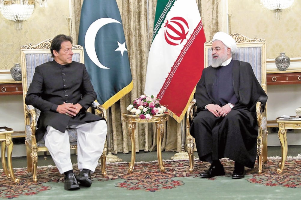 El presidente iraní, Hassan Rouhani (der.), se reunió con el primer ministro paquistaní, Imran Khan, en Teherán, Irán. / REUTERS