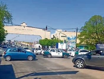 Seis alcaldes de Tierra Caliente bloquean carretera