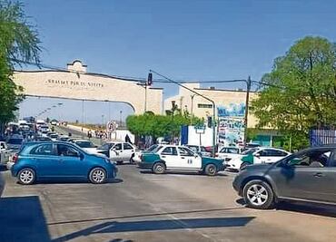 Seis alcaldes de Tierra Caliente bloquean carretera
