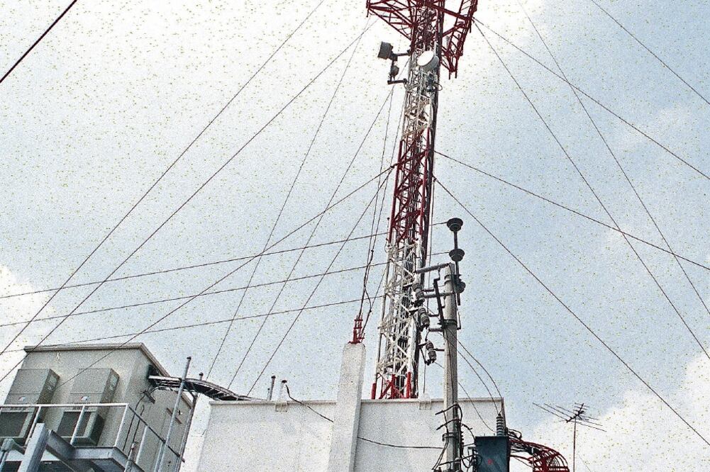 COMPETENCIA . Dos empresas participarán en la licitación de la banda de 2.5 GHz, óptima para servicios de telefonía e internet móviles. (ARCHIVO EL UNIVERSAL)