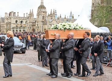 Despiden a Hawking entre aplausos