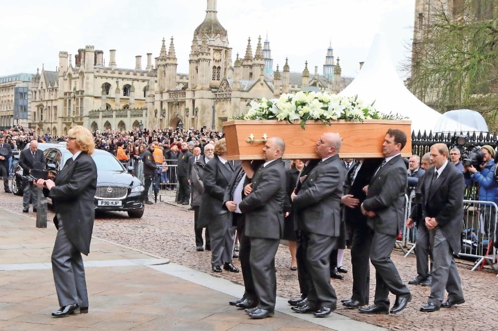 El funeral de Stephen Hawking se realizó ayer en la Iglesia anglicana de St. Mary the Great, en Cambridge. Foto: KEITH MAYHEW. XINHUA