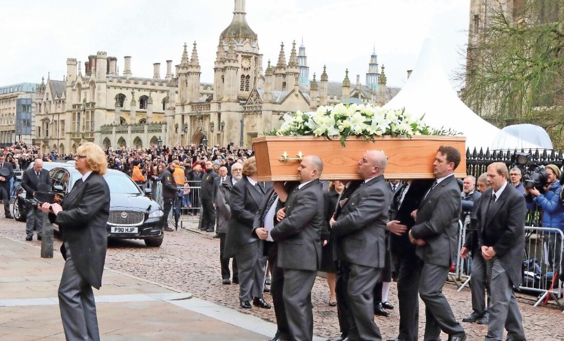 El funeral de Stephen Hawking se realizó ayer en la Iglesia anglicana de St. Mary the Great, en Cambridge. Foto: KEITH MAYHEW. XINHUA