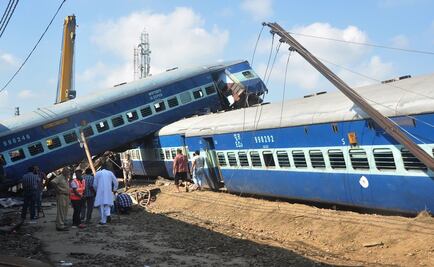 Descarrila tren en India y choca con casas; mueren 22