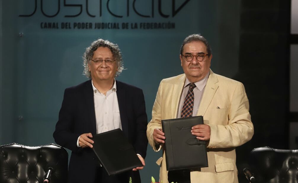 Firma del Convenio de colaboración entre el Canal Judicial y las televisoras universitarias de Colombia. Con la representación de Ernesto Velázquez Briseño, director de Justicia TV y Germán Pérez Rodríguez, Canal Zoom de Colombia.Fotos: Berenice Fregoso/ El Universal