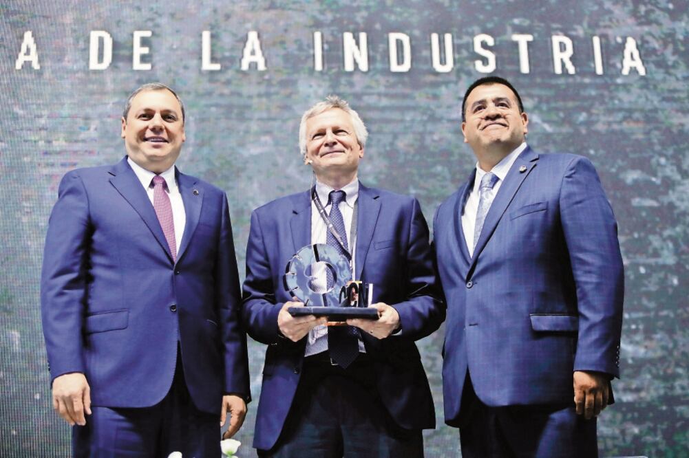 Durante la Convención Nacional de Industriales de Canacintra, el economista Dani Rodrik (al centro) dijo que a pesar de la estabilidad macroeconómica e indicadores positivos de México, el país no registra crecimiento ni desarrollo. / IVÁN STEPHENS. EL UNI