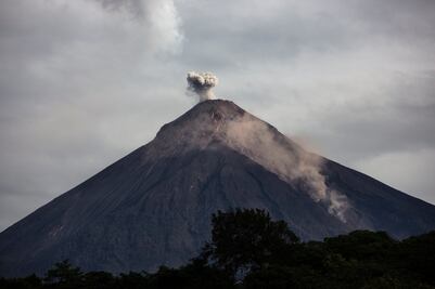 Volcán de Fuego en Guatemala sigue con explosiones; alertan sobre posibles aludes