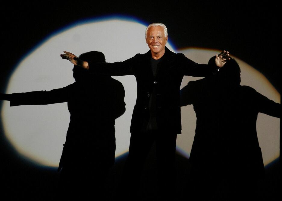 Giorgio Armani recibe su cuota de aplausos después de presentar su colección de moda masculina Emporio Otoño-Invierno 2007-2008, durante la Semana de la Moda Masculina de Milán. FOTO: AP
