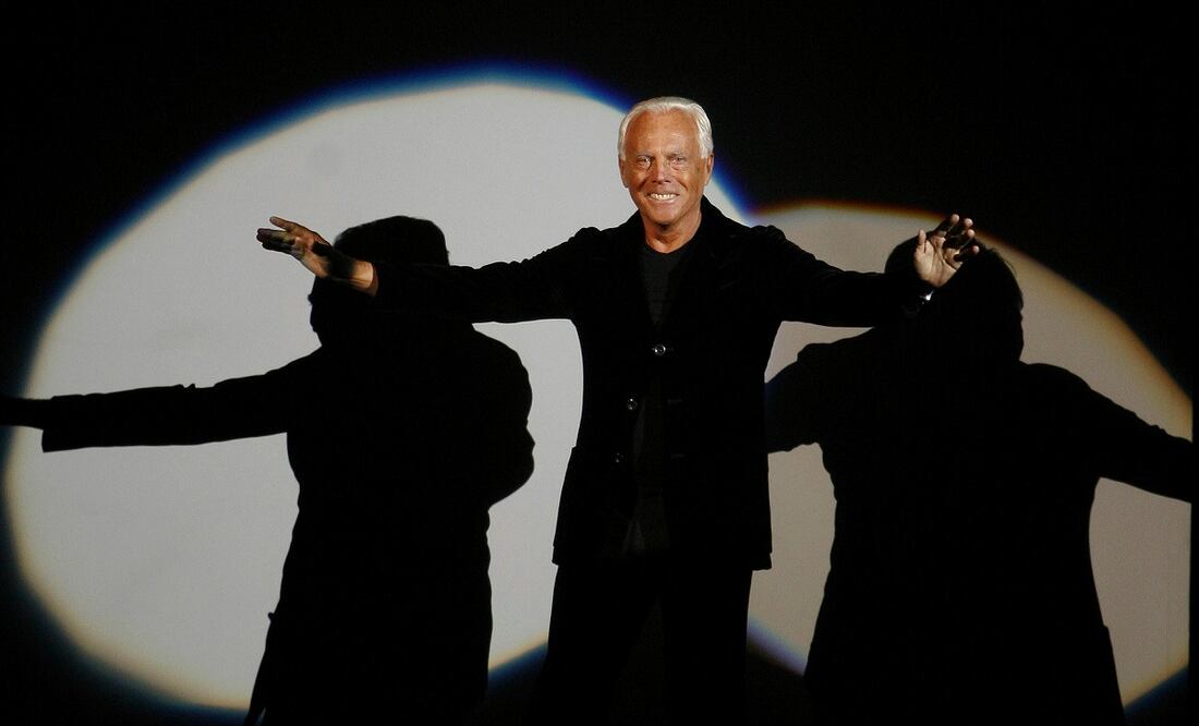 Giorgio Armani recibe su cuota de aplausos después de presentar su colección de moda masculina Emporio Otoño-Invierno 2007-2008, durante la Semana de la Moda Masculina de Milán. FOTO: AP