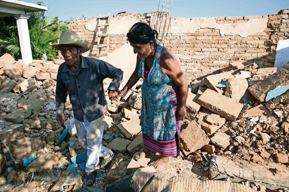 Desde que ocurrió el siniestro, el 16 de febrero, todos los días a partir de las siete de la mañana y hasta las seis de la tarde, don Gerardo y sus esposa, María, intentan retirar los pedazos que quedaron del adobe de lo que fue su vivienda.