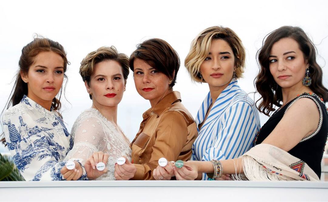 La actriz francesa Lyna Khoudri, la actriz argelina Zahra Doumandji, la directora y actriz argelina Mounia Meddour, y las actrices argelinas Shirine Boutella y Amira Hilda Douaouda. Archivo EFE