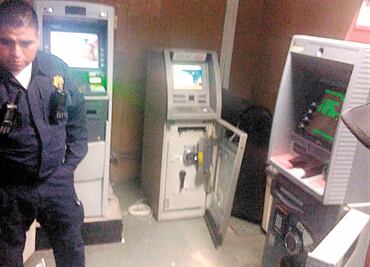 Hombres se disfrazan de médicos para robar cajeros