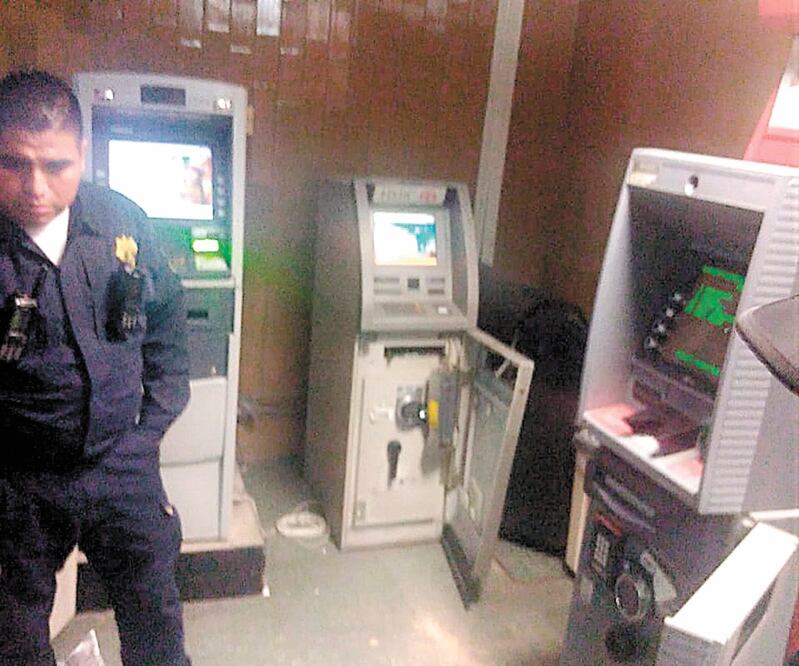 Intento. De cinco cajeros, sólo uno fue parcialmente abierto, lo que detonó la alarma y los presuntos médicos salieron corriendo del lugar. ESPECIAL