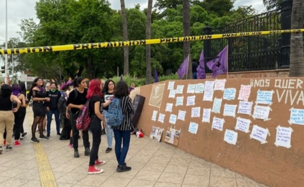 Mujeres realizan cadena feminista en los estados