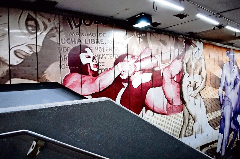 Los usuarios pueden apreciar en toda la estación imágenes de legendarios luchadores, así como vitrinas con artículos de lucha libre y pantallas que cuentan algunas historias de los protagonistas del cuadrilátero (CORTESÍA: STC METRO)