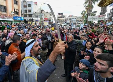 Celebran caída del gobierno de Al-Assad en Siria; “uno, uno, uno, el pueblo sirio unido”, gritan miles de personas