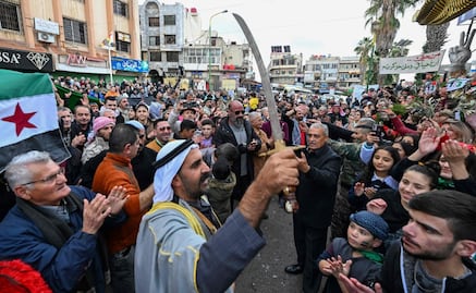 Celebran caída del gobierno de Al-Assad en Siria; “uno, uno, uno, el pueblo sirio unido”, gritan miles de personas
