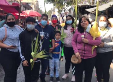 Pirotecnia, palmas y música; así inicia el Domingo de Ramos en la Iztapalapa