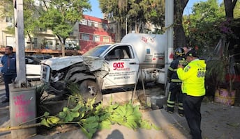 Pipa de gas choca en Avenida Cuauhtémoc; moviliza a cuerpos de emergencia en la Doctores