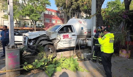 Pipa de gas choca en Avenida Cuauhtémoc; moviliza a cuerpos de emergencia en la Doctores